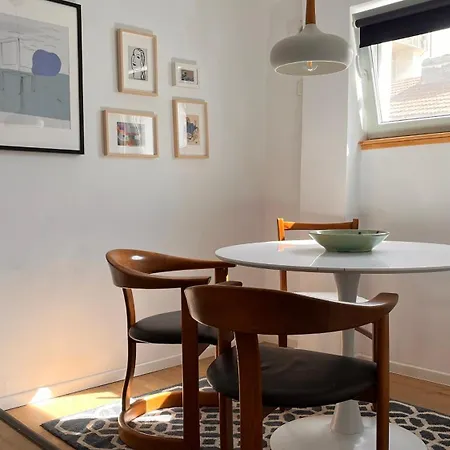 BC14 Cosy sunlit studio-3